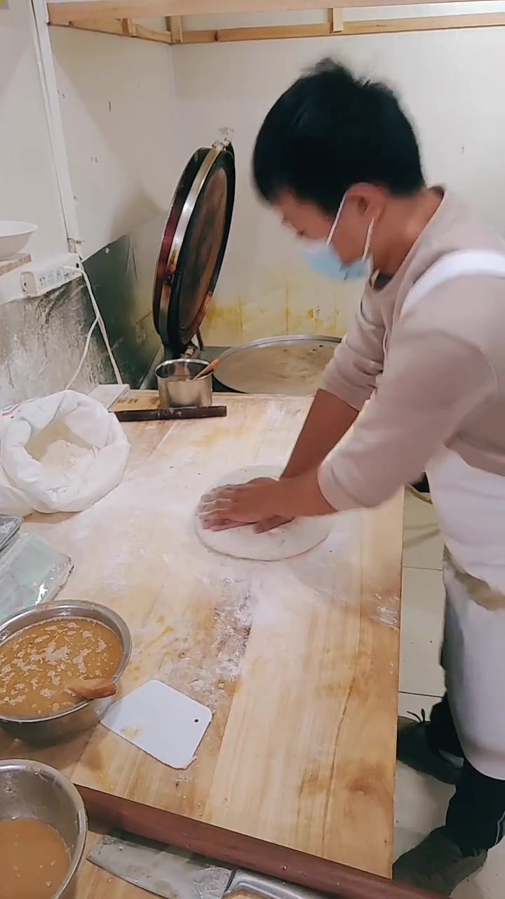 大家好,给大家分享一下发面千层饼的制作方法,和面方法打在视频后面,感谢支持!