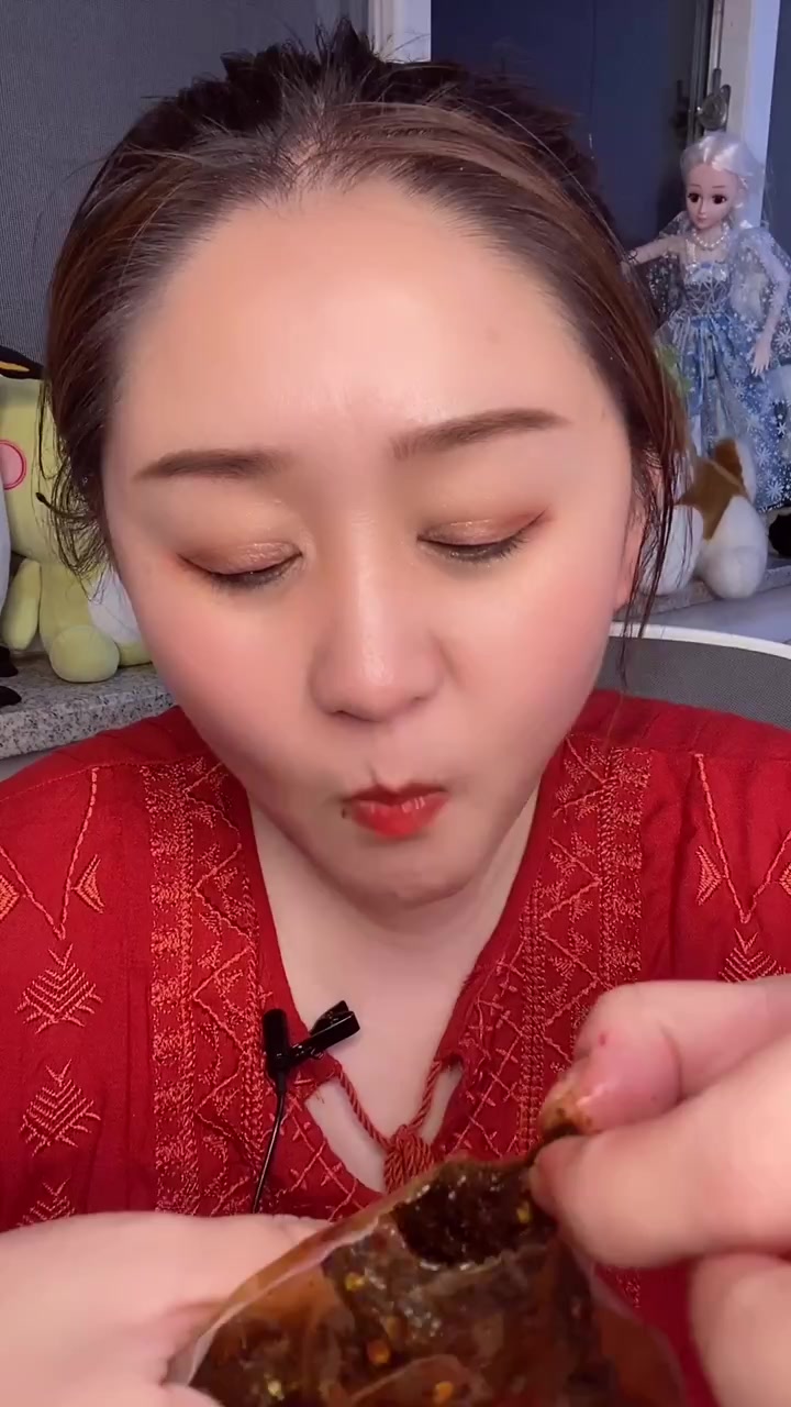 牛干巴，你也可以说是云南的牛肉干。不过呢虽然同为牛肉制品，但其实二者还是有很大区别的。选材