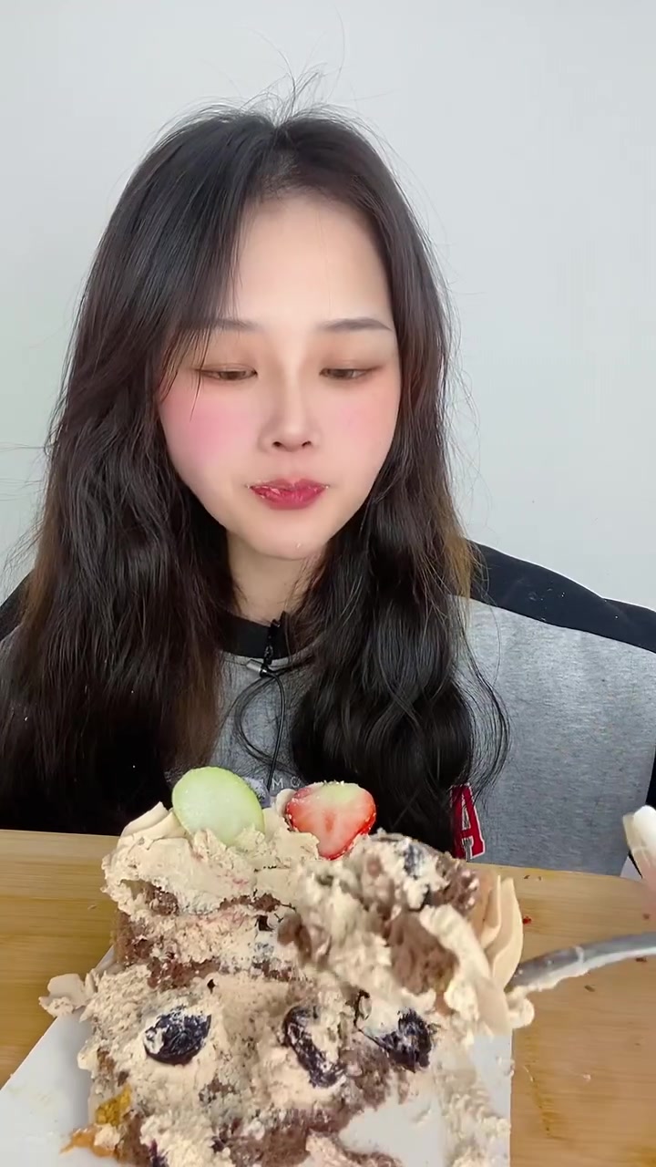 草莓季节来啦就是有点酸蓝莓也是巧克力裸蛋糕里的现熬车厘子好吃