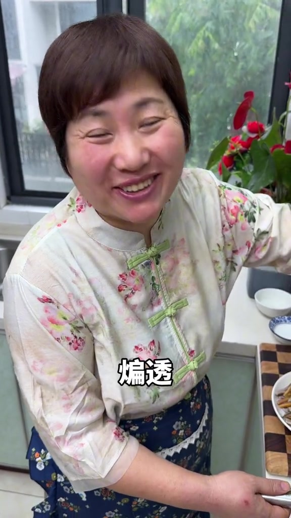 今天给大家分享上海本帮菜响油鳝丝的做法，鲜嫩好吃老少爱