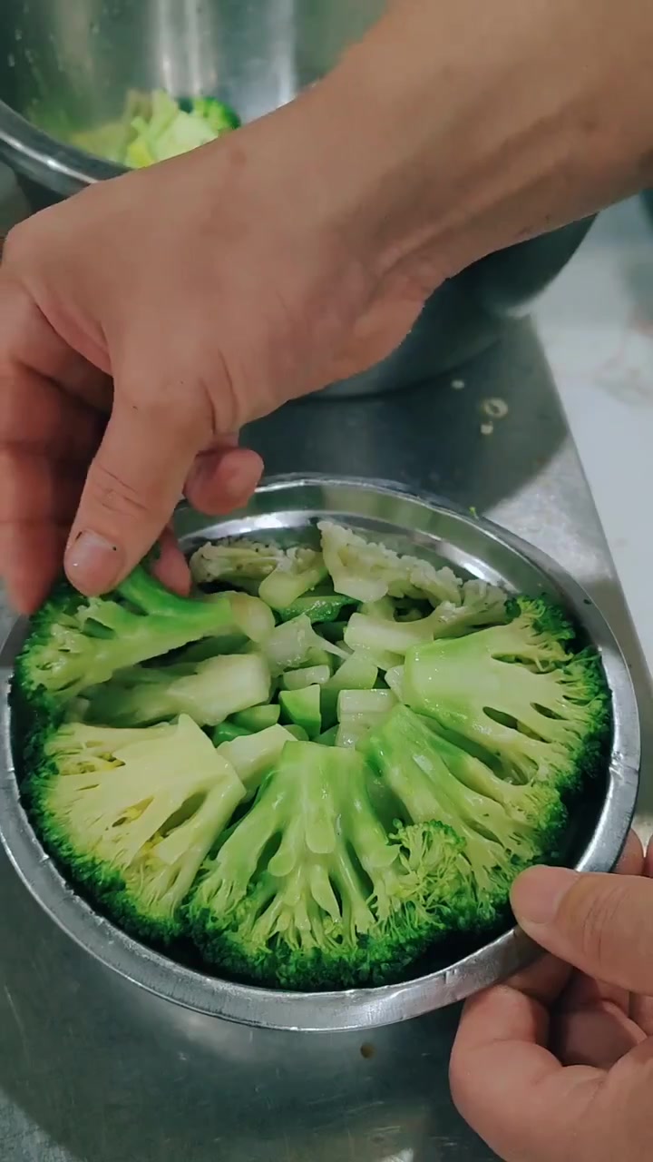 西兰花和有机花菜这样炒,漂亮又美味,名字你来起!