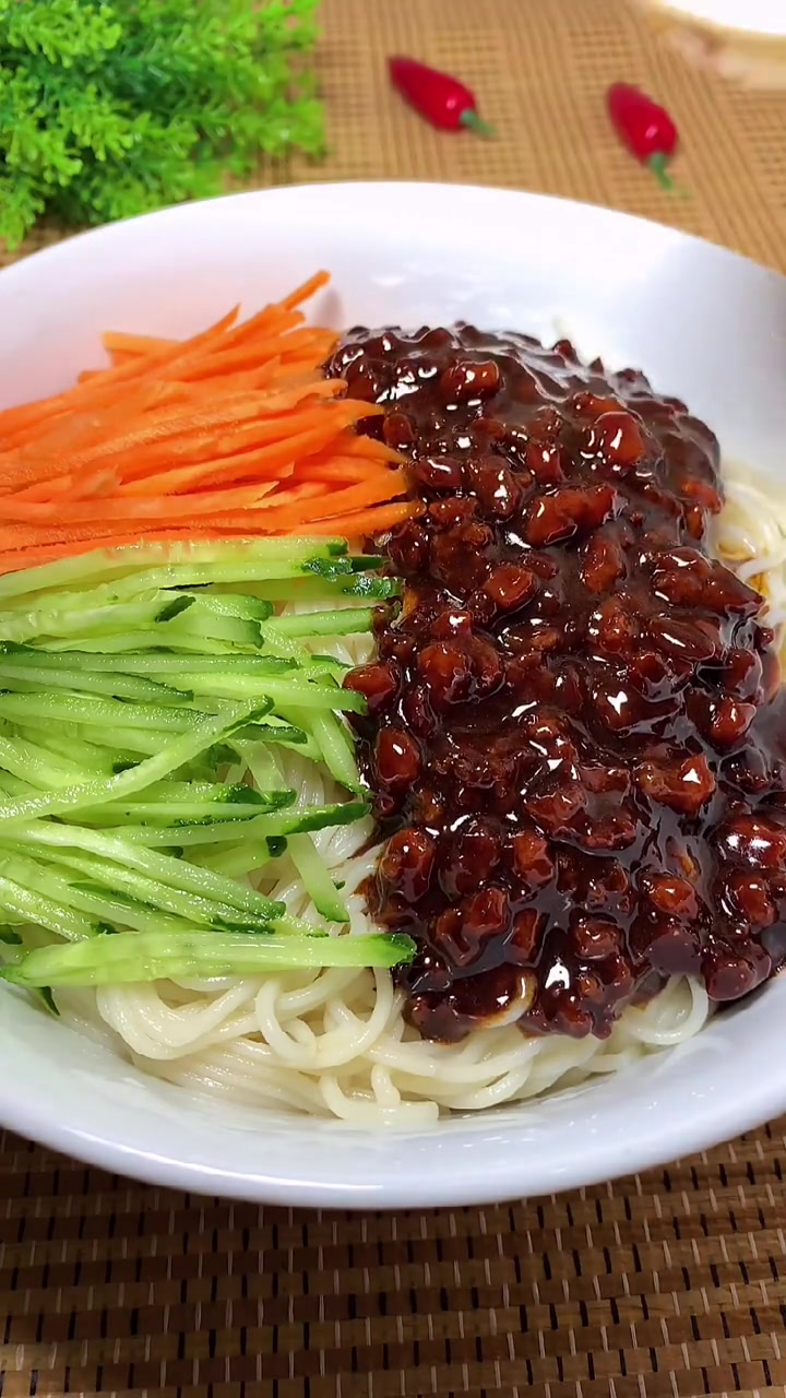 天气太热不想吃饭，做一碗老北京炸酱面，家人都抢着吃，简直是好吃的没朋友