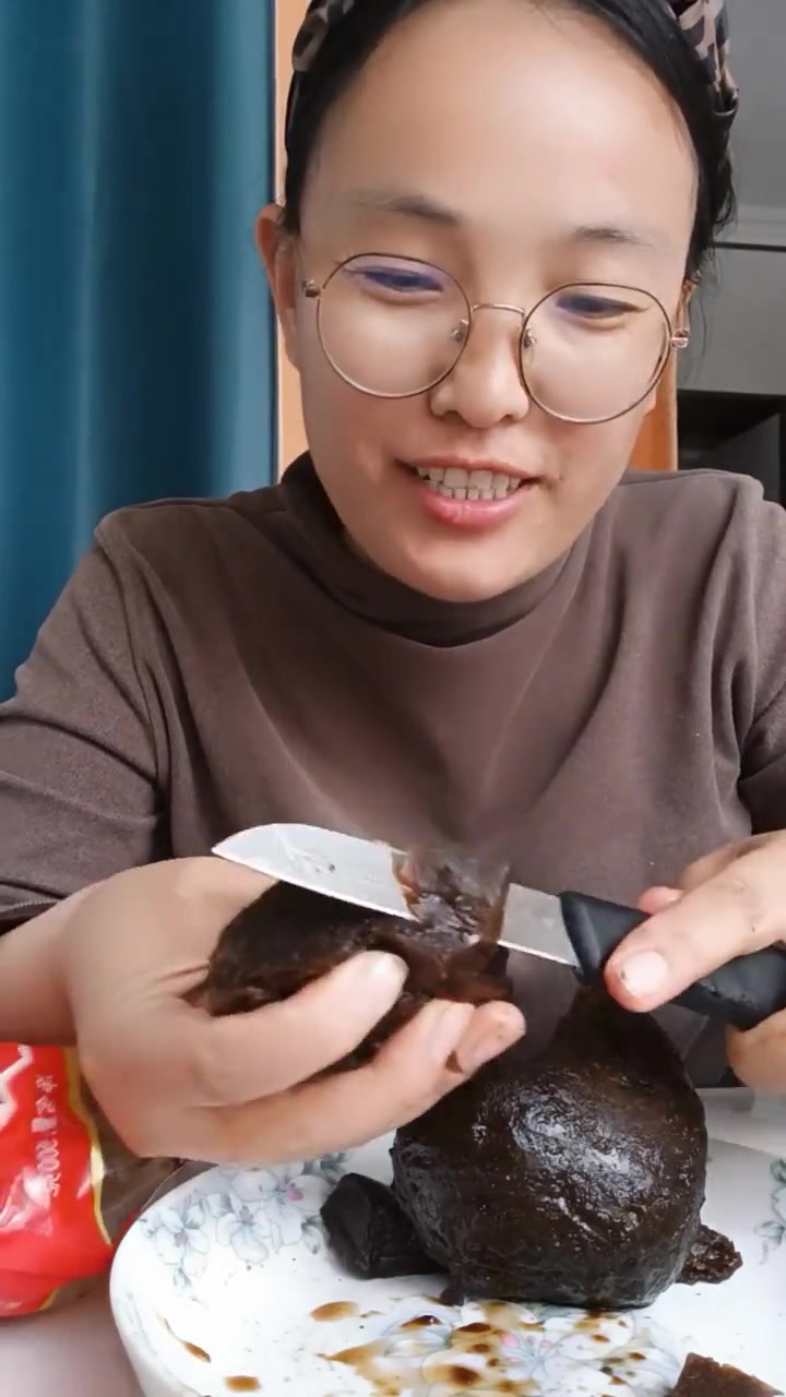 这是咱们家的酱疙瘩,糊熟糊透的咸菜,太好吃了