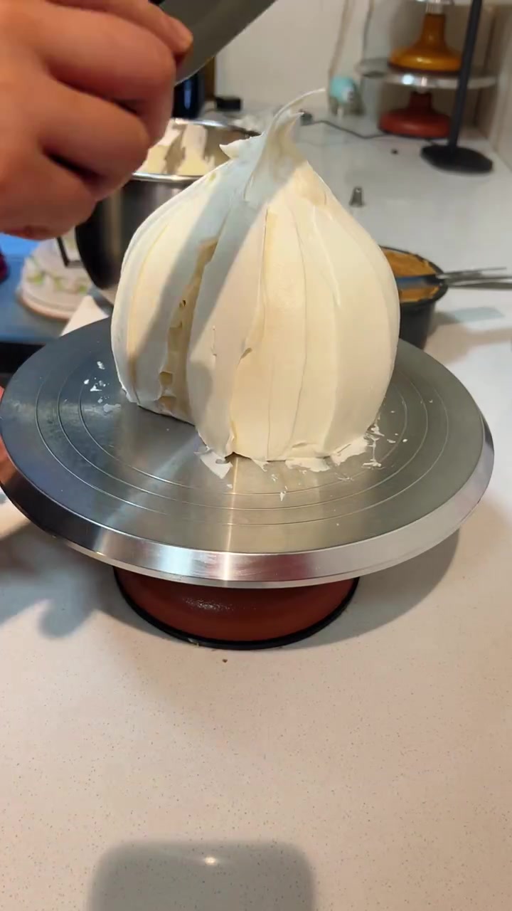 寿桃蛋糕,结合剪发和刮大白的技术于一身