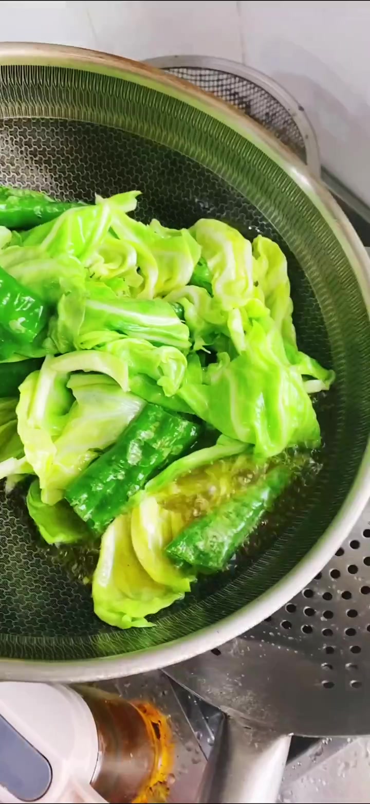 下饭神菜酱焖尖椒包菜教程来啦!