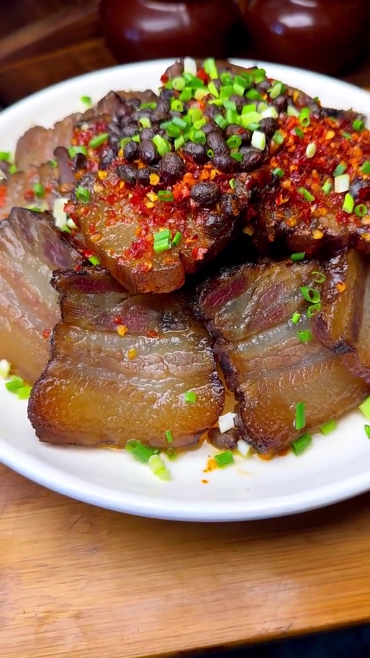 我们湖南人最爱的腊排骨蒸腊肉,吃得就是腊肉本身的原汁原味的腊香味