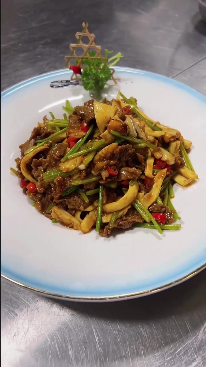 5斤牛上脑切薄片,准备半斤冰块,2两水,加入大喜大牛肉粉2两,白胡椒粉一料勺,生抽3两,蚝