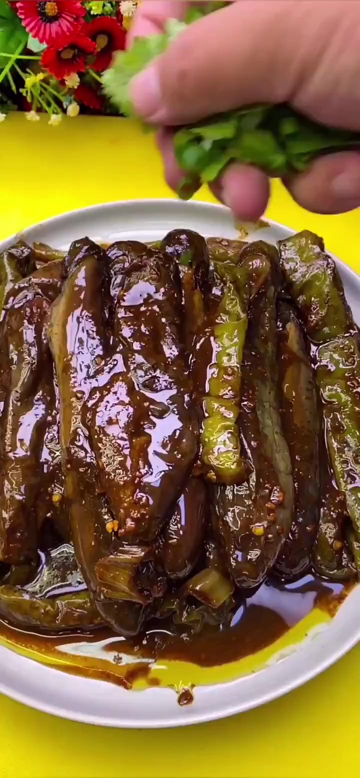 费饭酱茄子做法!好吃到炫五六碗米饭!