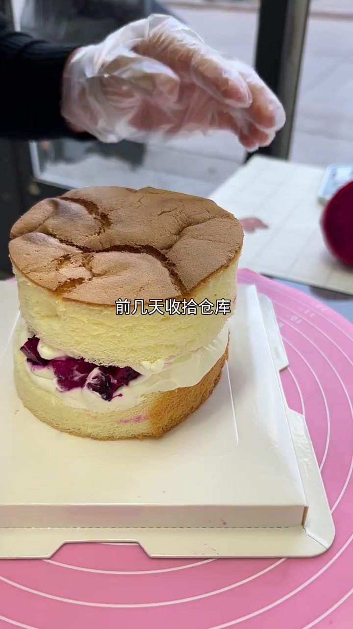 好久没有做4寸蛋糕了，草莓熊比蛋糕都要大了