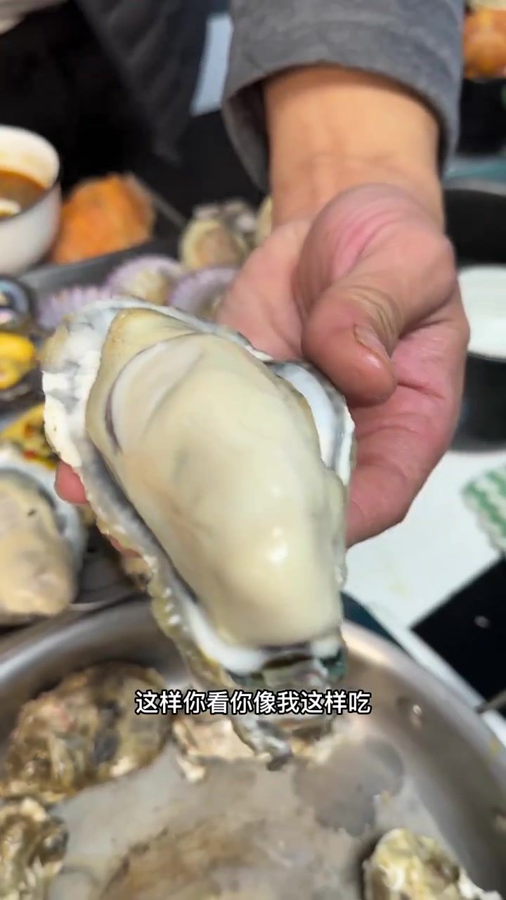 蒸生蚝别先开壳烤或蒜蓉都不影响肥度