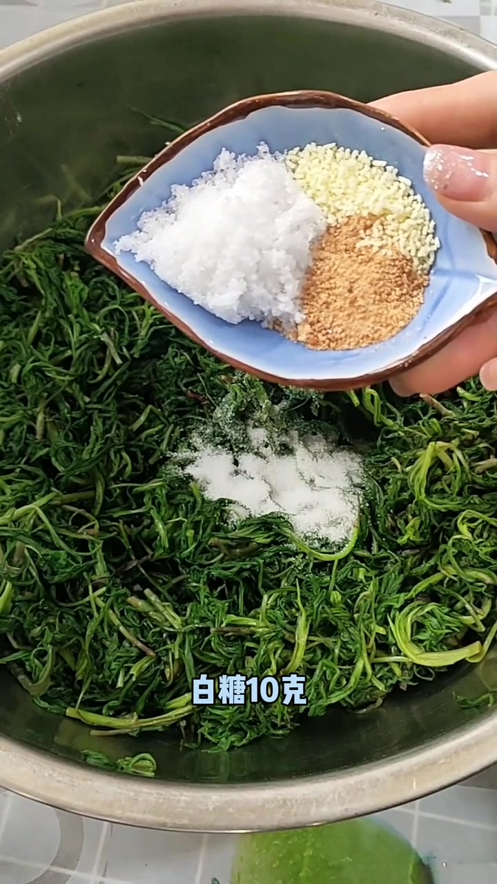 我是辣白菜姐,山野菜柳蒿芽,这么做