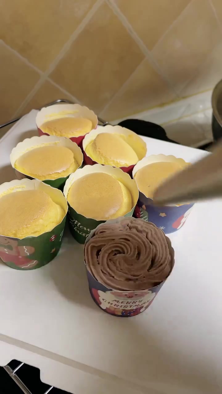 匆忙戴口罩给孩子做的圣诞蛋糕，圣诞树造型好看吗？