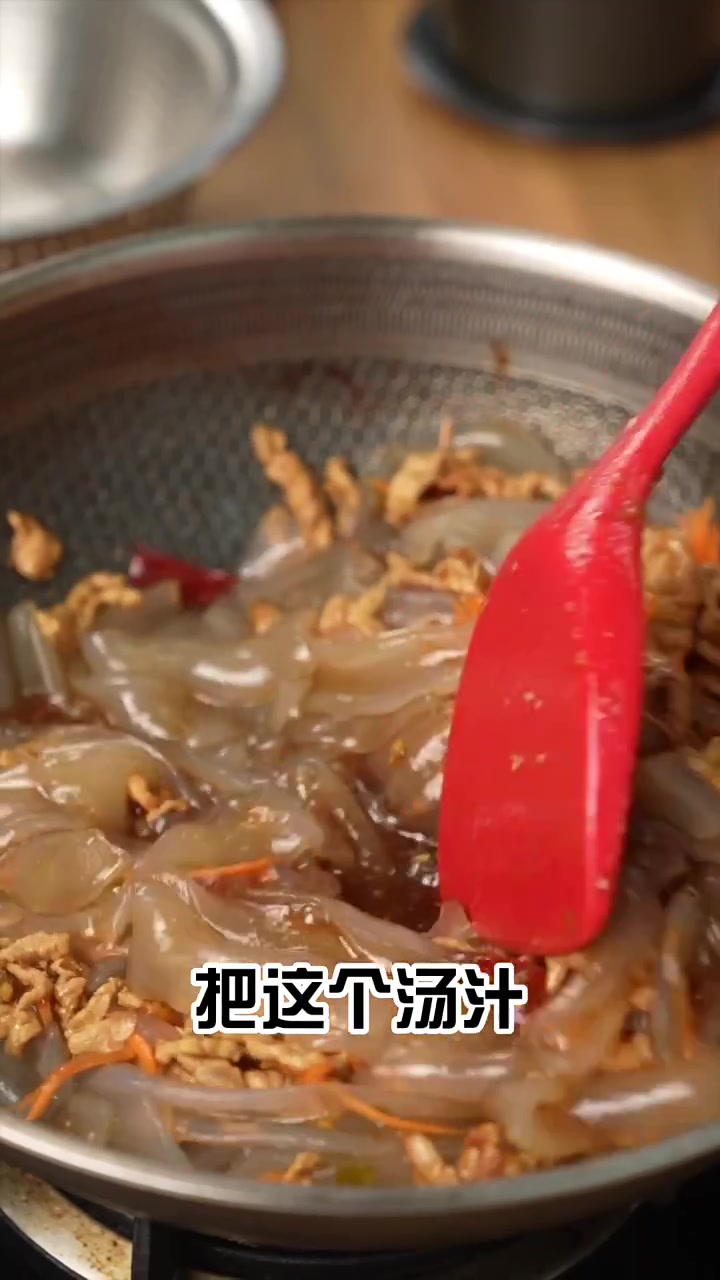 你们要的肉丝炒拉皮来了,口感爽滑,超级下饭