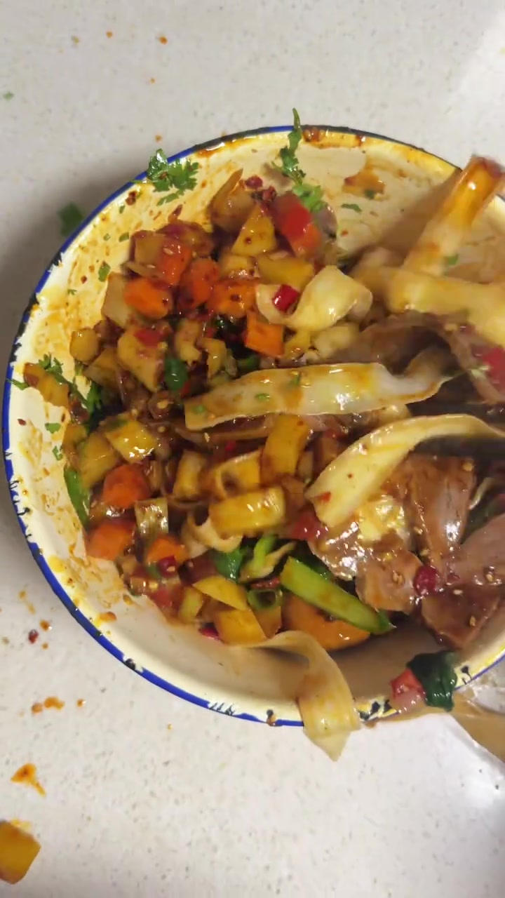 做个超辣剁椒牛肉干拌面吃吃吧!今天又来剁椒面,拌的有点潦草,但不妨碍它好吃!上头!