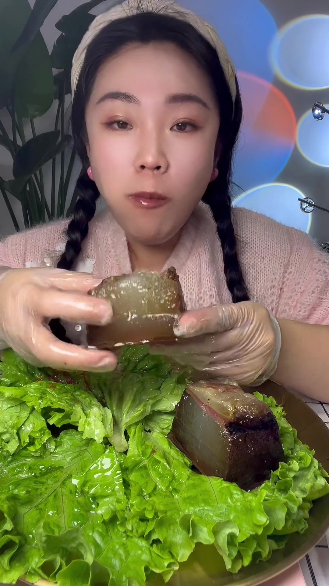 下午好姐妹们,今天的腊肉超级肥,晶莹剔透的,这次我先烧了一下又用高压锅炖的