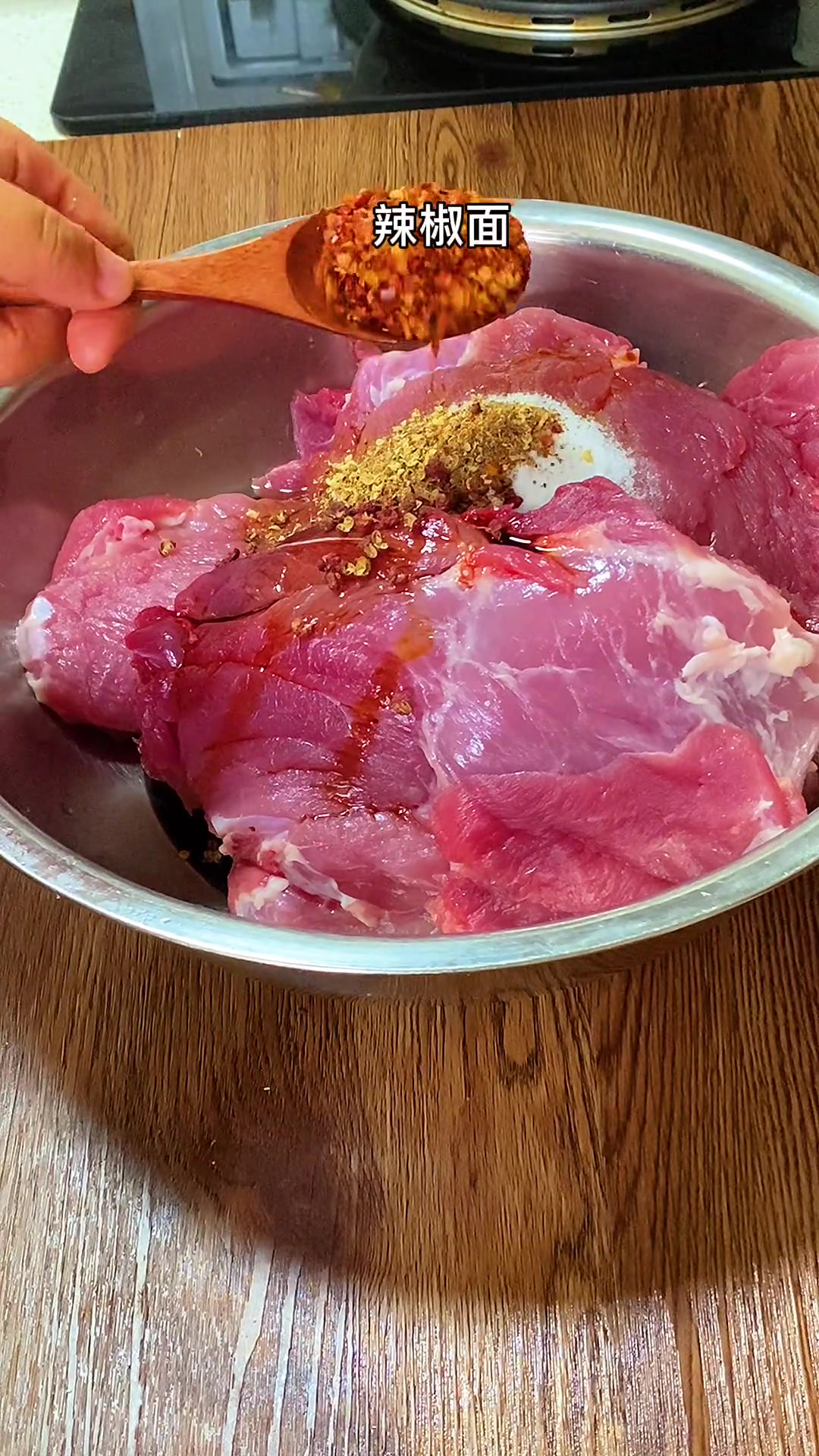 从小妈妈告诉我，冬至过后腌的腊肉才有腊味，才真的好吃，所以我每年都会冬至附近腌鱼腌肉腌猪肝