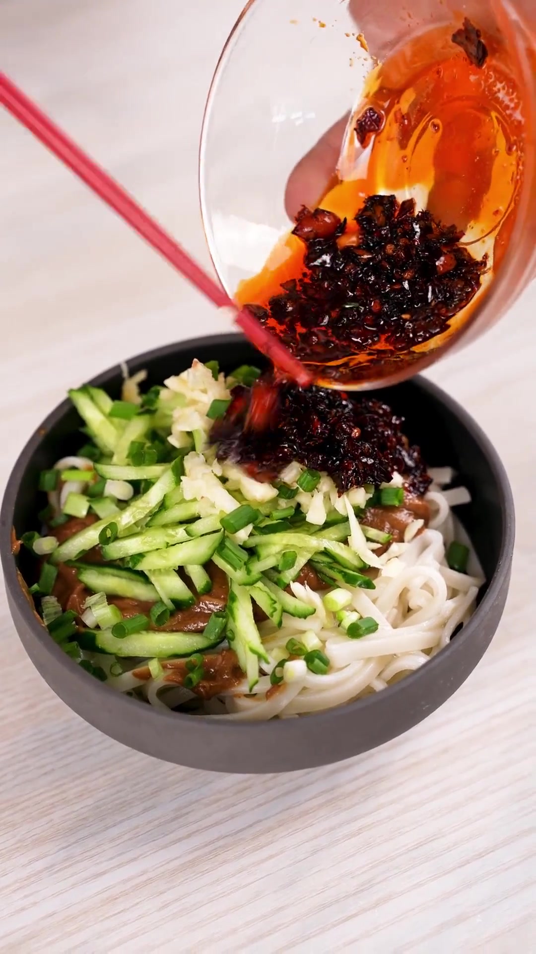 麻酱在北京人眼里有多重要，那是能蘸万物的！今天带来麻酱拌面！