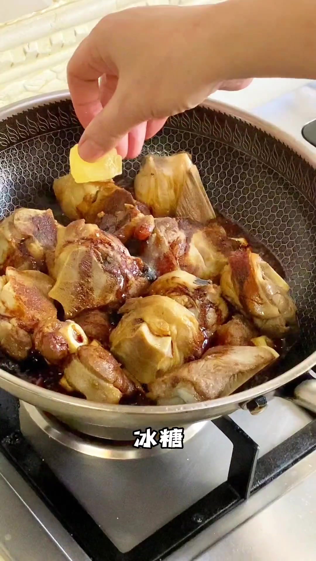 天冷时，用砂锅做道热气腾腾的羊肉炖萝卜