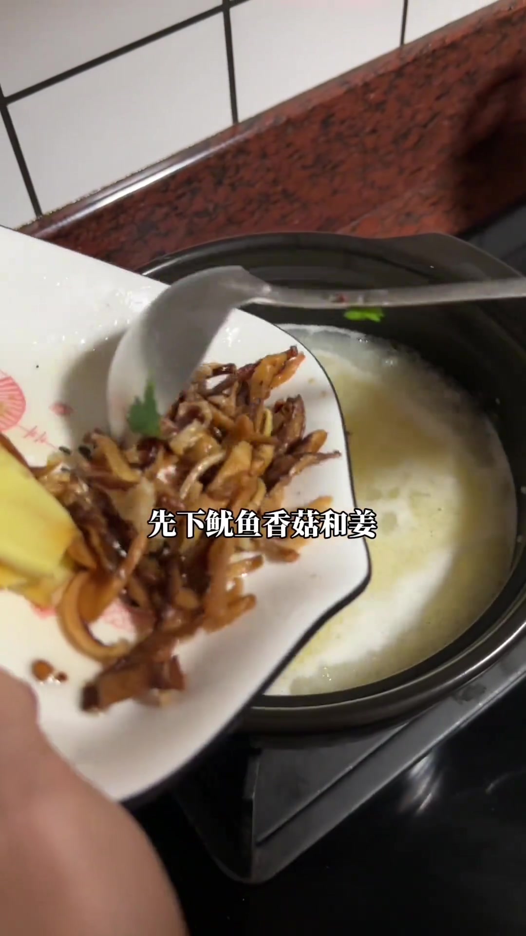 砂锅是高温烧制而成,冷热交替都不易开裂,平时用来煲汤,炖鱼肉,煮粥都好用