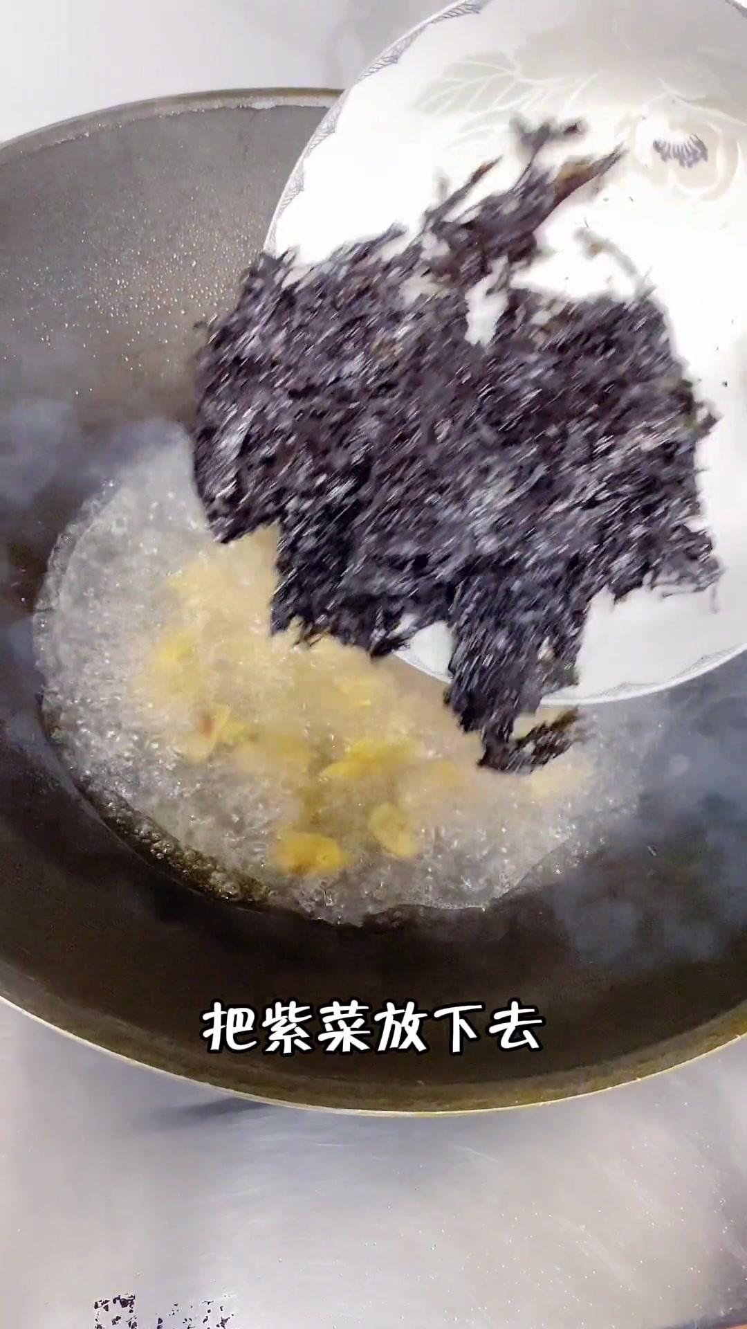蛤蜊元贝紫菜汤，特别鲜甜，满满的海鲜的香甜味，可以试试