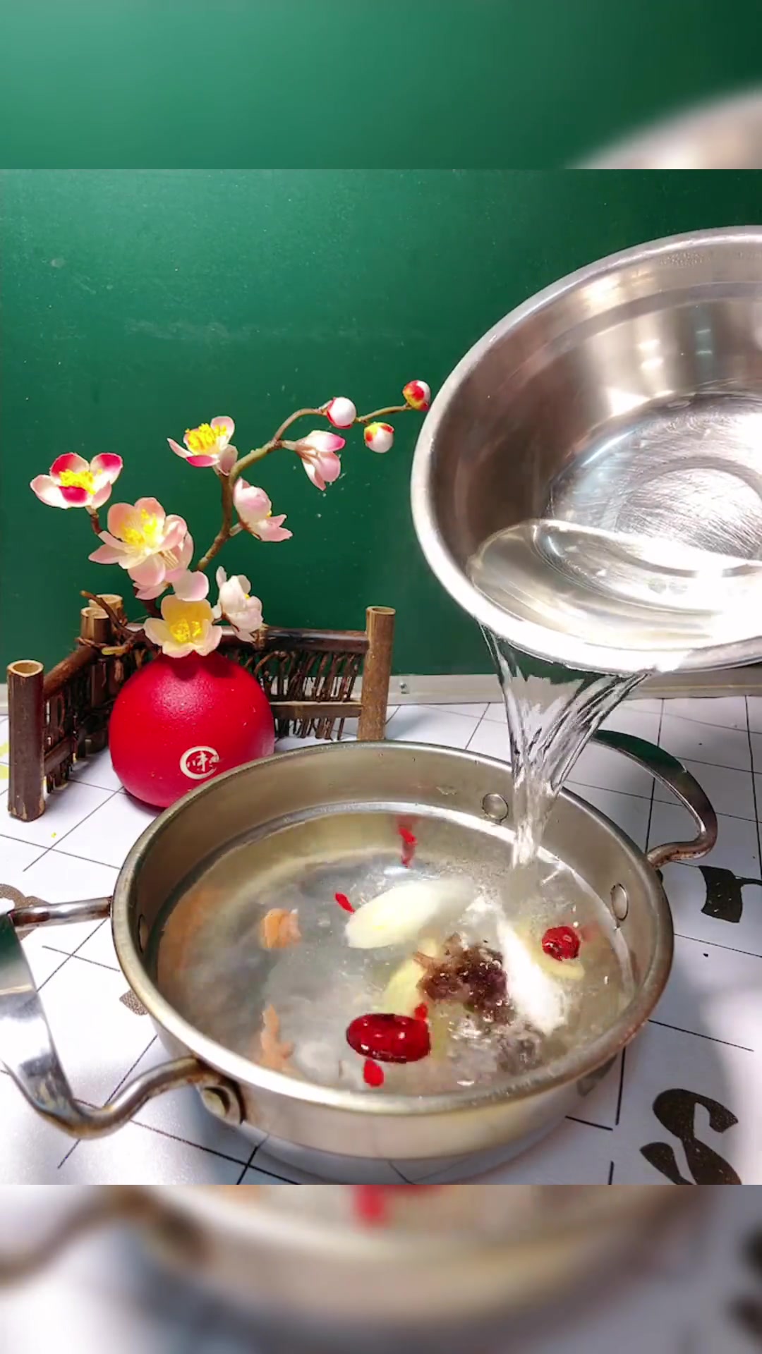 其实涮羊肉清汤锅无需加入调味料，最大程度保留羊肉的鲜美