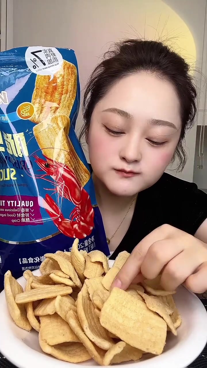 暑期追剧必备的鲜虾片，酥酥脆脆超鲜美，一大包吃起来很过瘾