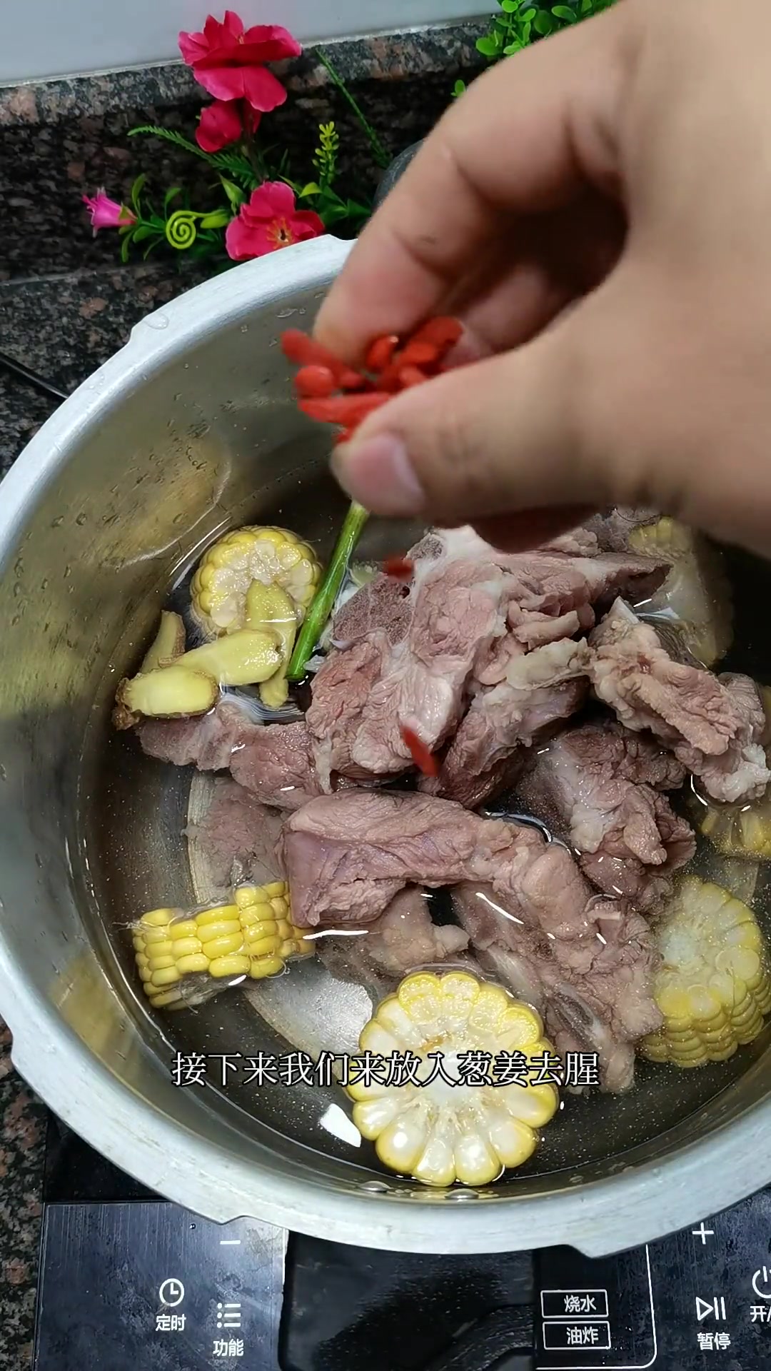 龙骨炖玉米，简单快捷，鲜甜软烂，营养丰富