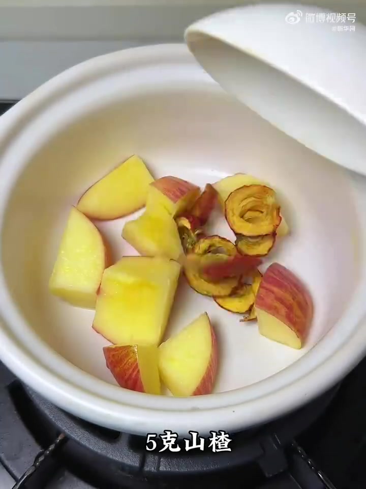 天气太热胃口不好，可以试试用山楂苹果煮水喝，戳视频，学起来吧。（学味一锅香）