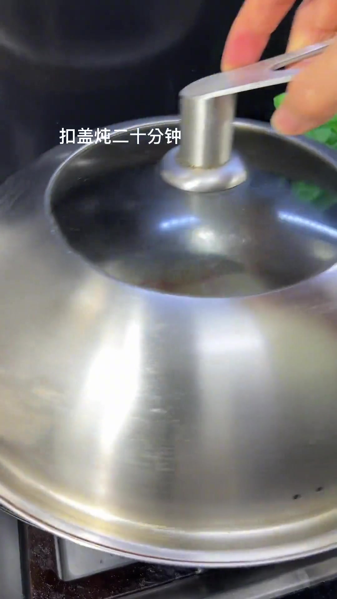 给家人安排咸鸭腿炖萝卜，汤汁奶白超好吃