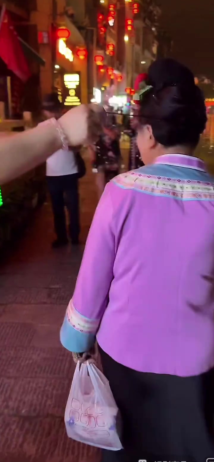 幽默丈母娘逗趣调侃，钓鱼叔叔尴尬瞬间引欢笑