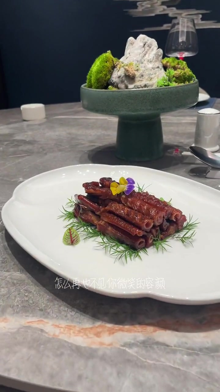 香料油:鹅油5斤,熬好的鸡油5斤。姜1斤,干葱头2斤,香葱4两,八角香叶各1两,桂皮2两。