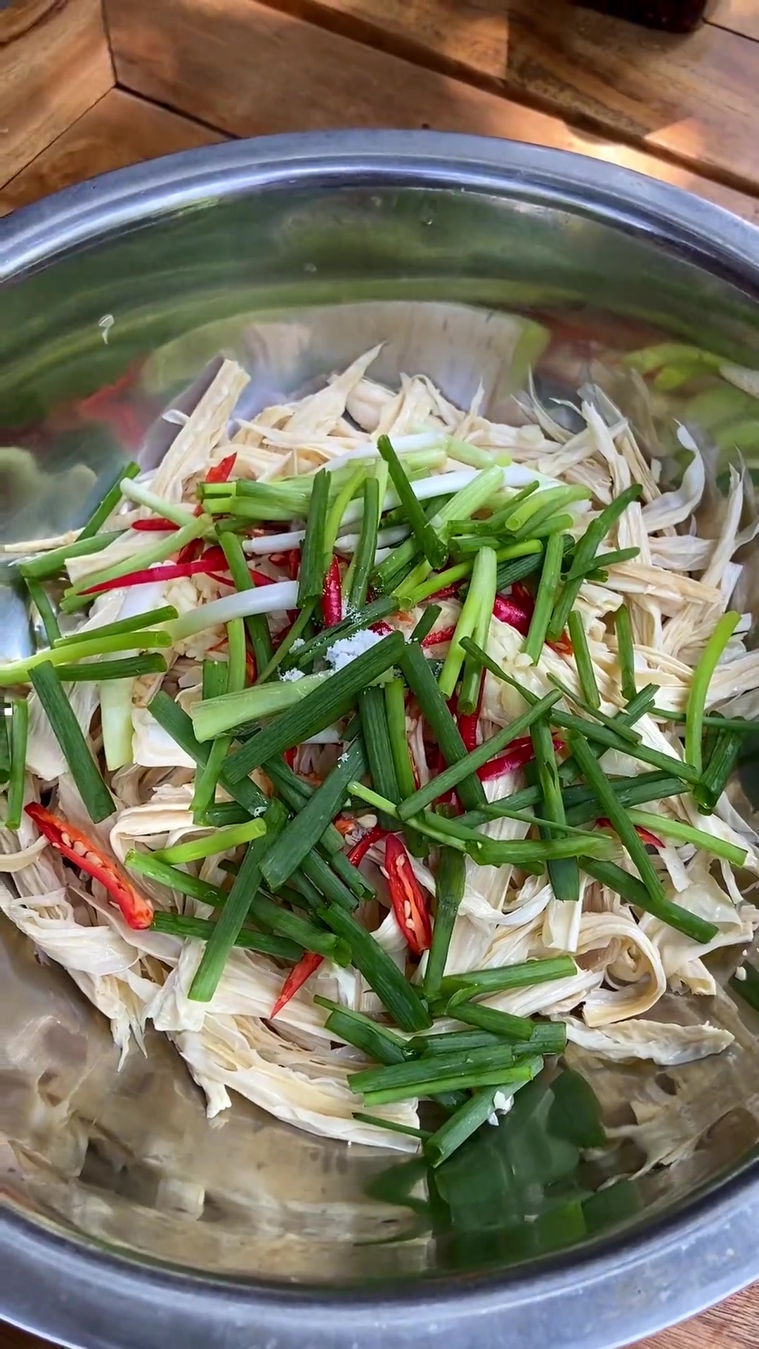 分享凉拌豆笋的做法,好吃的关键是要放油泼辣子,让你秒变大厨