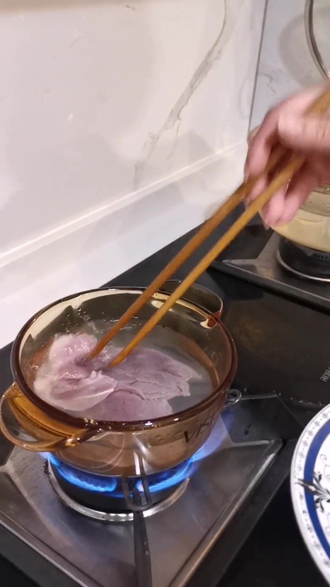 今日靓汤:青橄榄炖猪展肉汤,清咽利喉治喉咙痛