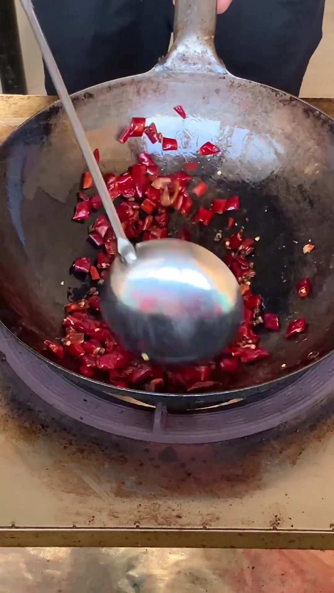 今天给大家分享一下干煸豆角的做法