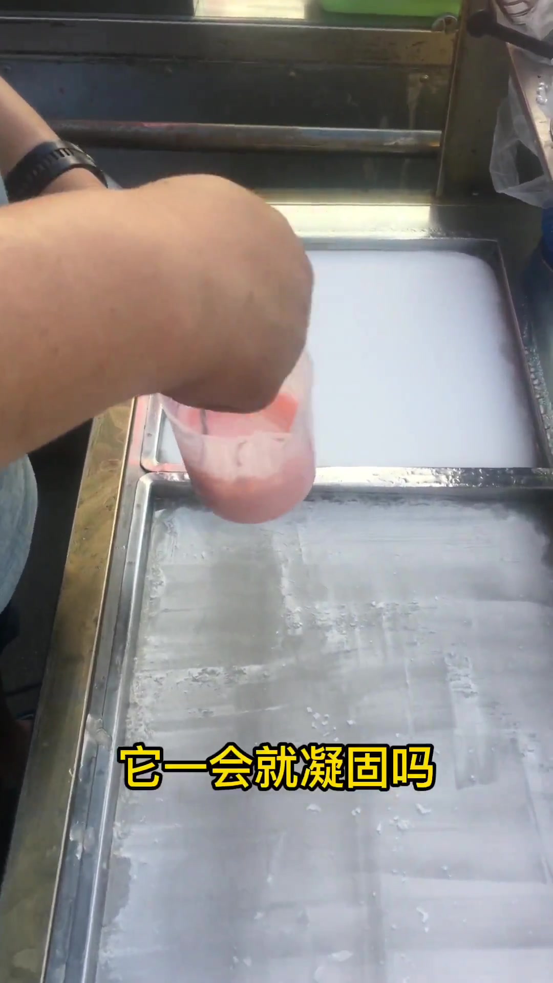 青岛街头美食，大热天吃炒酸奶瞬间凉爽