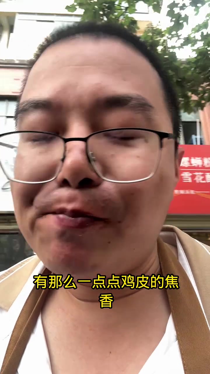 鸡肉丸本来没有打算烤,留着自己吃点。今天被当猪肉丸拿出来穿串了。感觉鸡肉的挺好吃的,肉很香