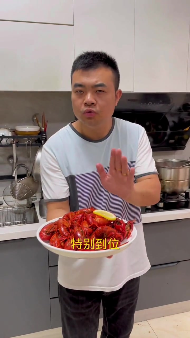 这几天的小龙虾特别便宜，买回家以后一定要做一道清蒸小龙虾，好吃的根本停不下来