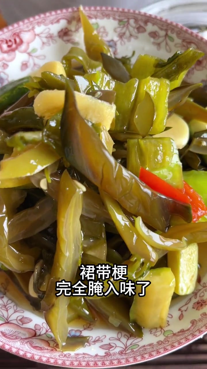 天气越来越热了，用咱的裙带嫩梗腌上一坛小咸菜，中午就着馒头，清清凉凉的，特别下饭