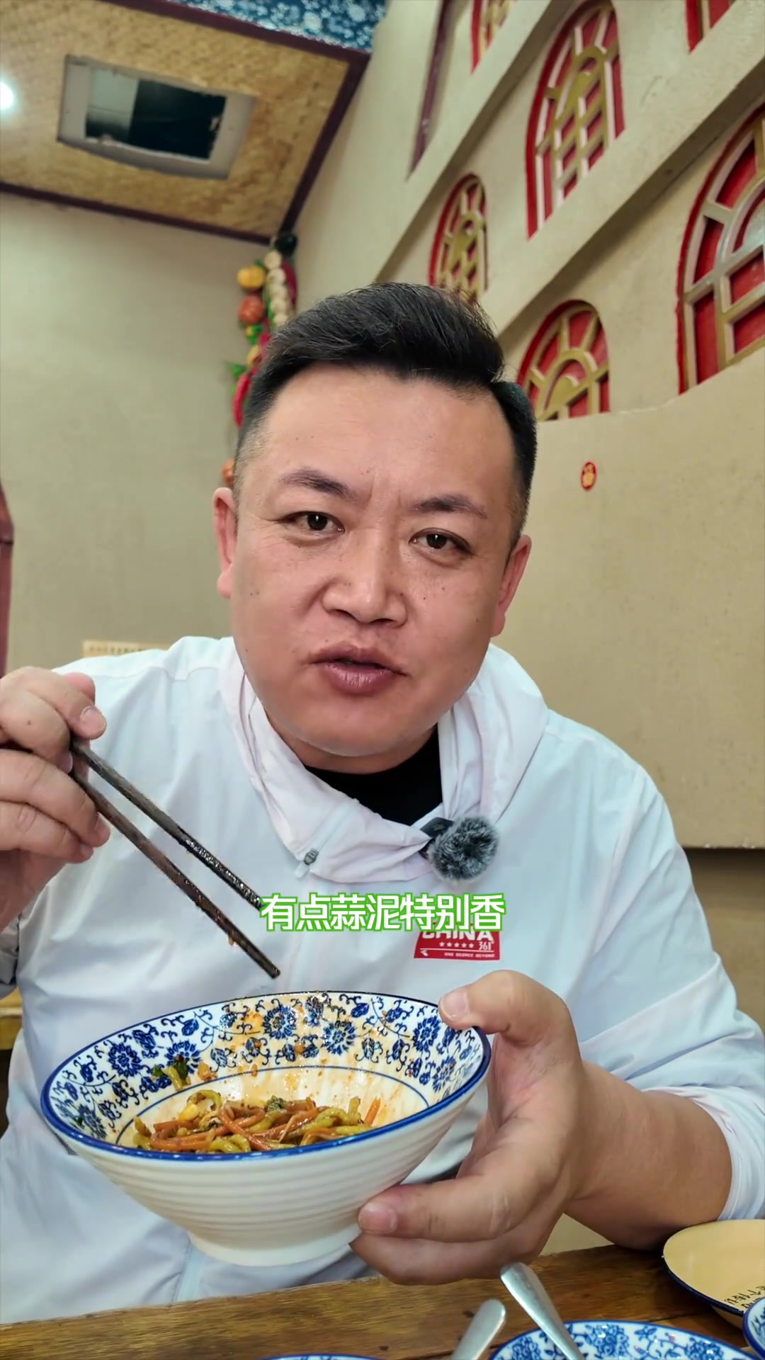丰盛美味的面食,十五种拌料搭配五颜六色面条
