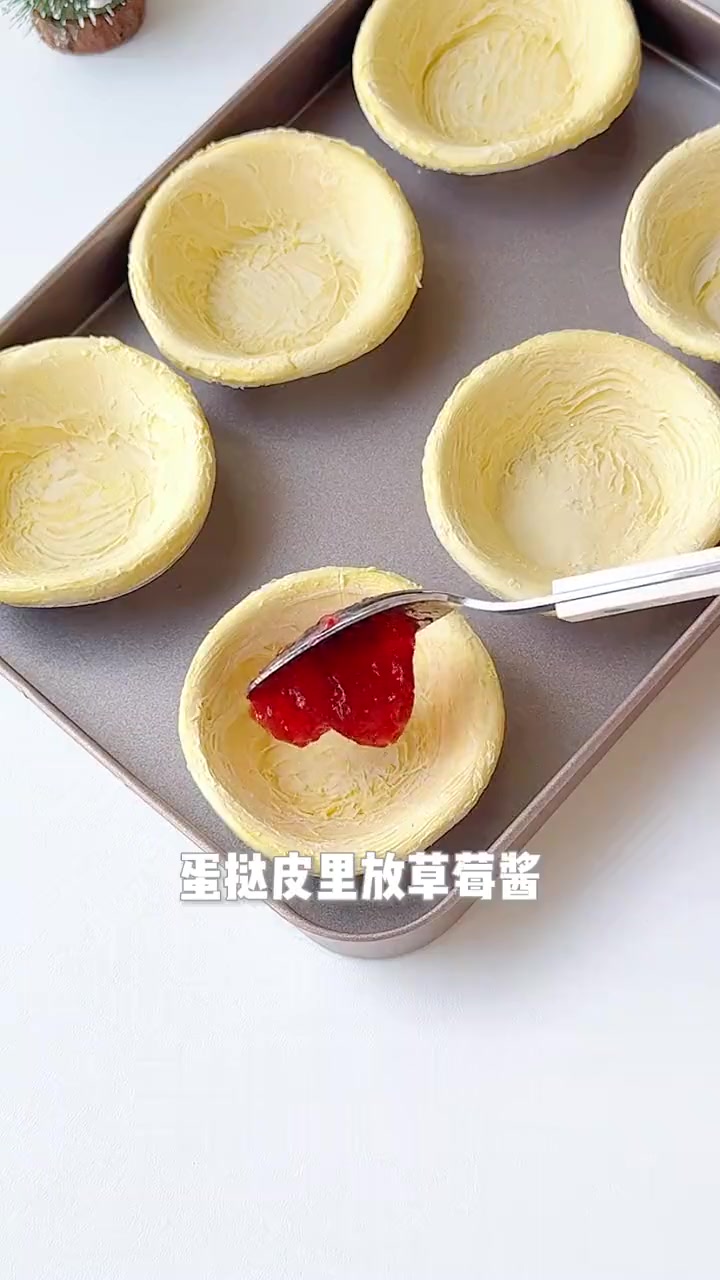 圣诞草莓流心蛋挞|酥脆爆浆!0失败巨好吃圣诞小甜品草莓流心蛋挞!酥脆的挞皮,搭配嫩滑的夹心