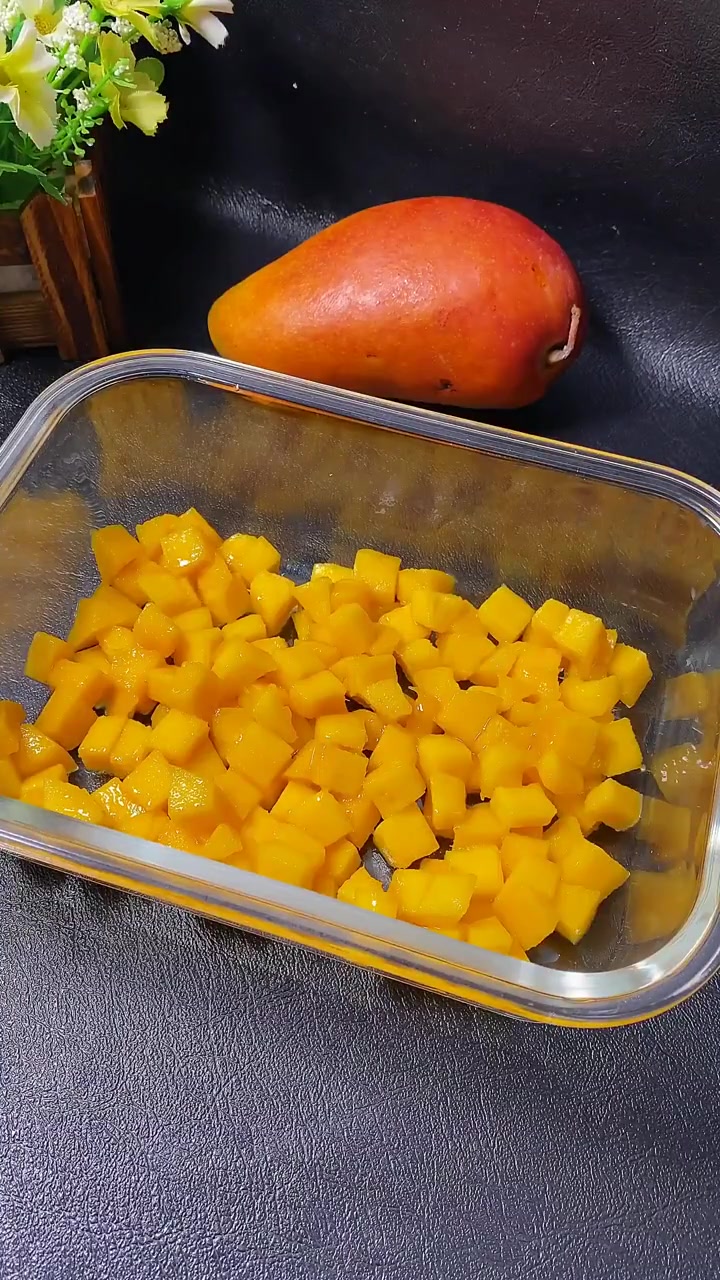 天气热就做牛奶芒果布丁，冰凉Q弹超好吃