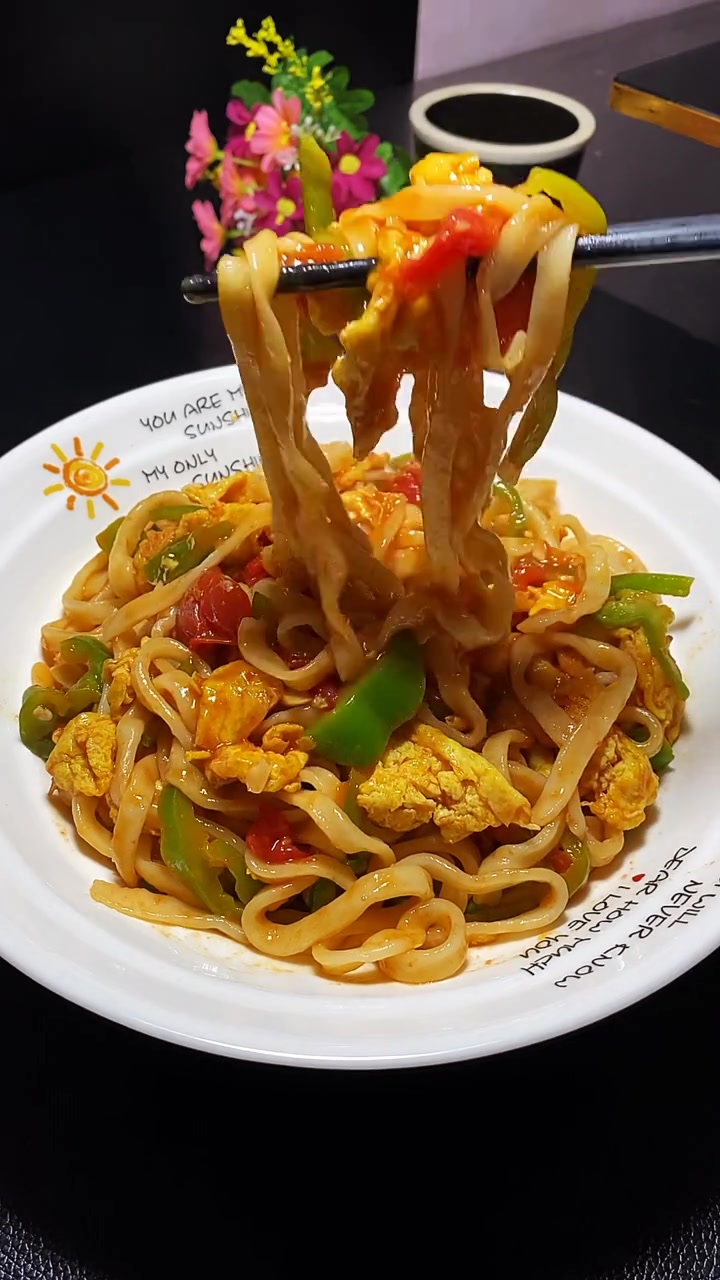 超好吃西红柿鸡蛋炒面在家这样做赶紧学起来