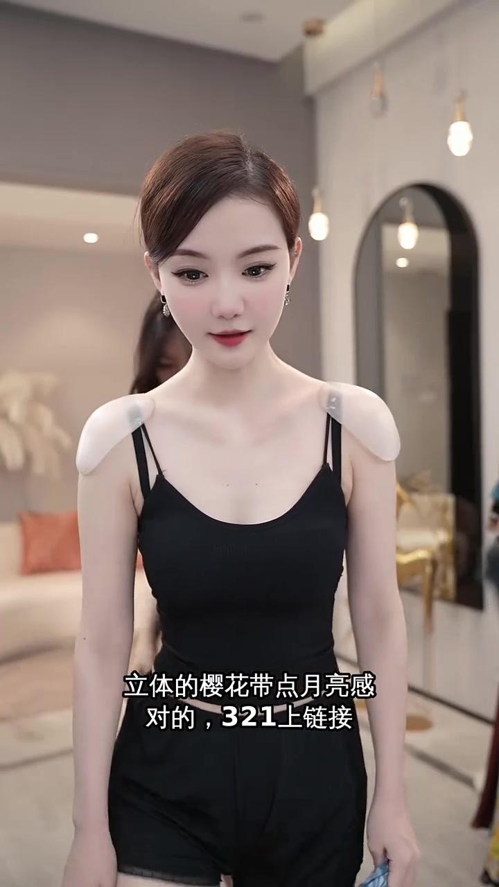 摩卡巧克力棕色显肤，水蓝色系减龄活力，轻盈灵动