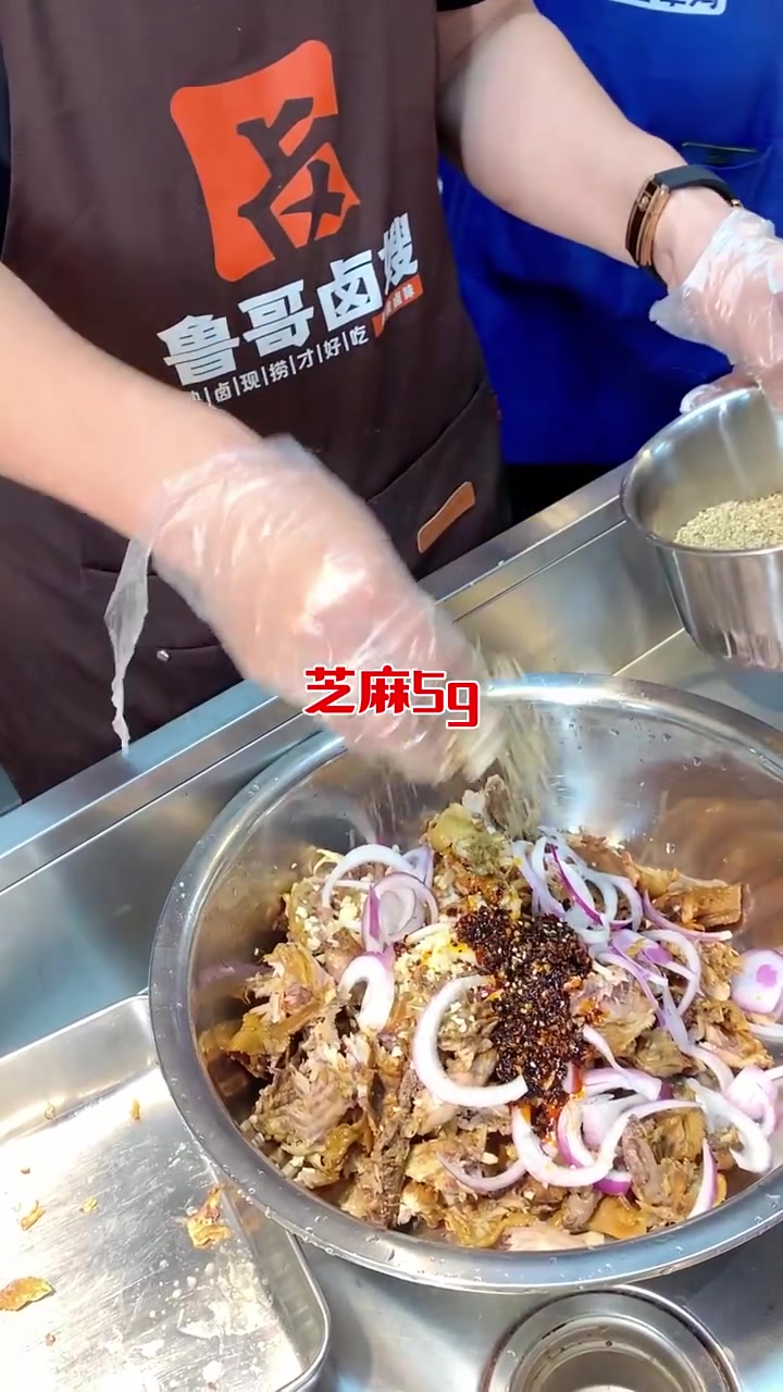 做熟食开店或者摆摊，有一道毛利高，还好吃的拌鸡架可以吸引很多流量，简单，好吃，好学