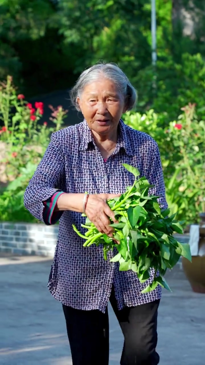 桃子用20斤大草鱼做7道菜，请邻居一起品尝，这味道简直不摆了