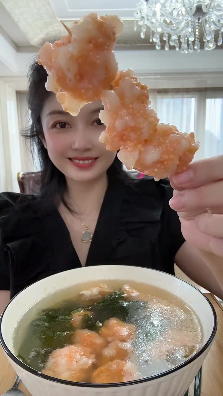 鱼籽虾滑裙带菜汤