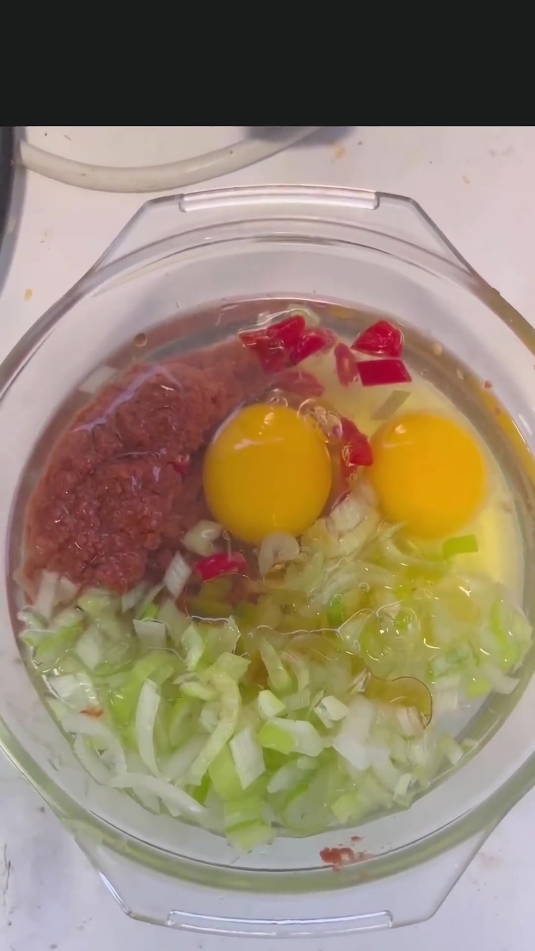 蜢子虾酱蒸蛋烟台特产蜢子虾酱加鸡蛋葱丝打散后上锅蒸二十分钟即可得到鲜嫩可口的蜢子虾酱蒸蛋快