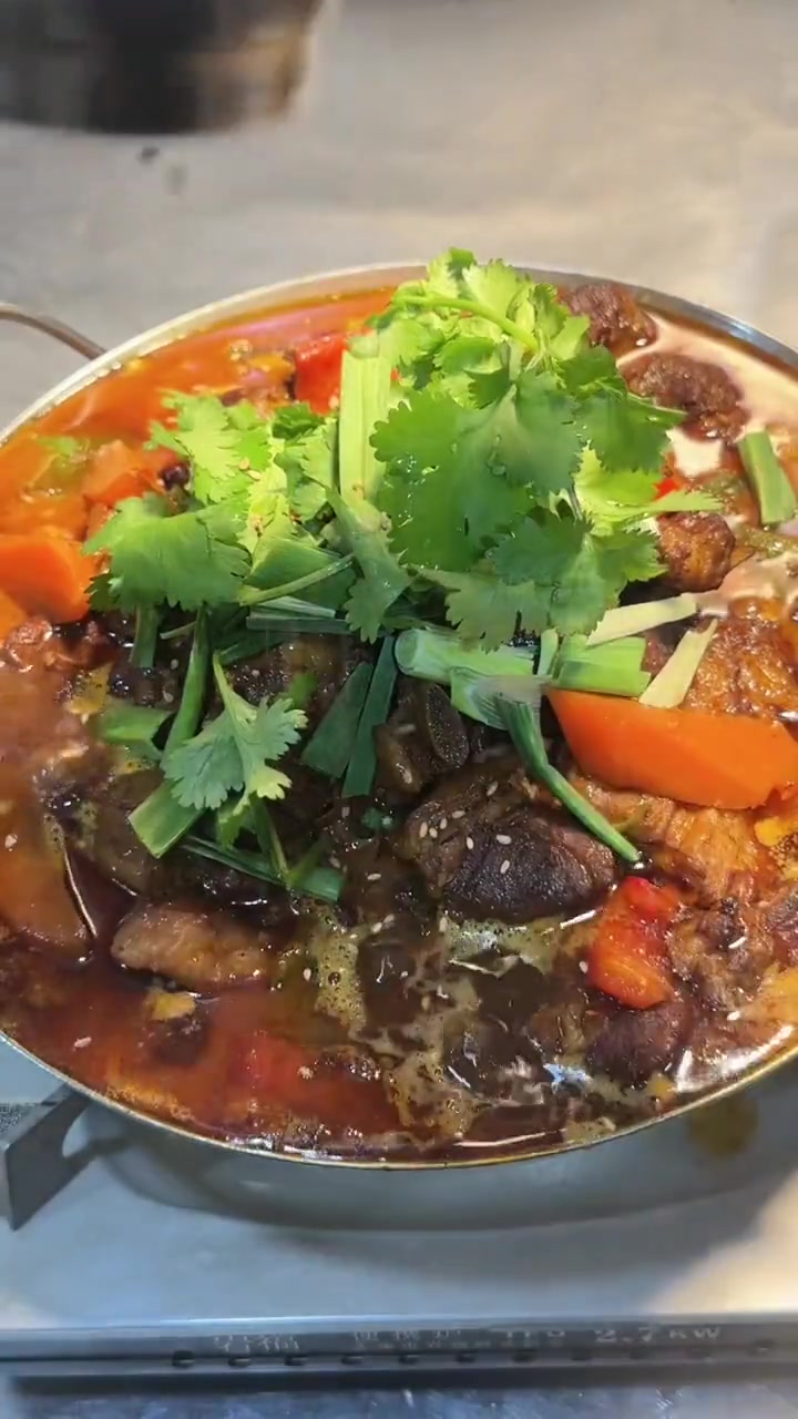 羊肉火锅冬天必吃的滋补暖身菜肴,吃羊肉的同时还可以喝汤,羊肉炖萝卜软烂香甜。赶快行动起来吧
