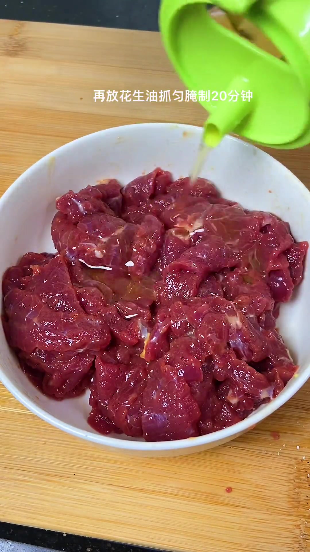 夏季开胃菜菠萝炒牛肉，嫩滑酸甜超下饭