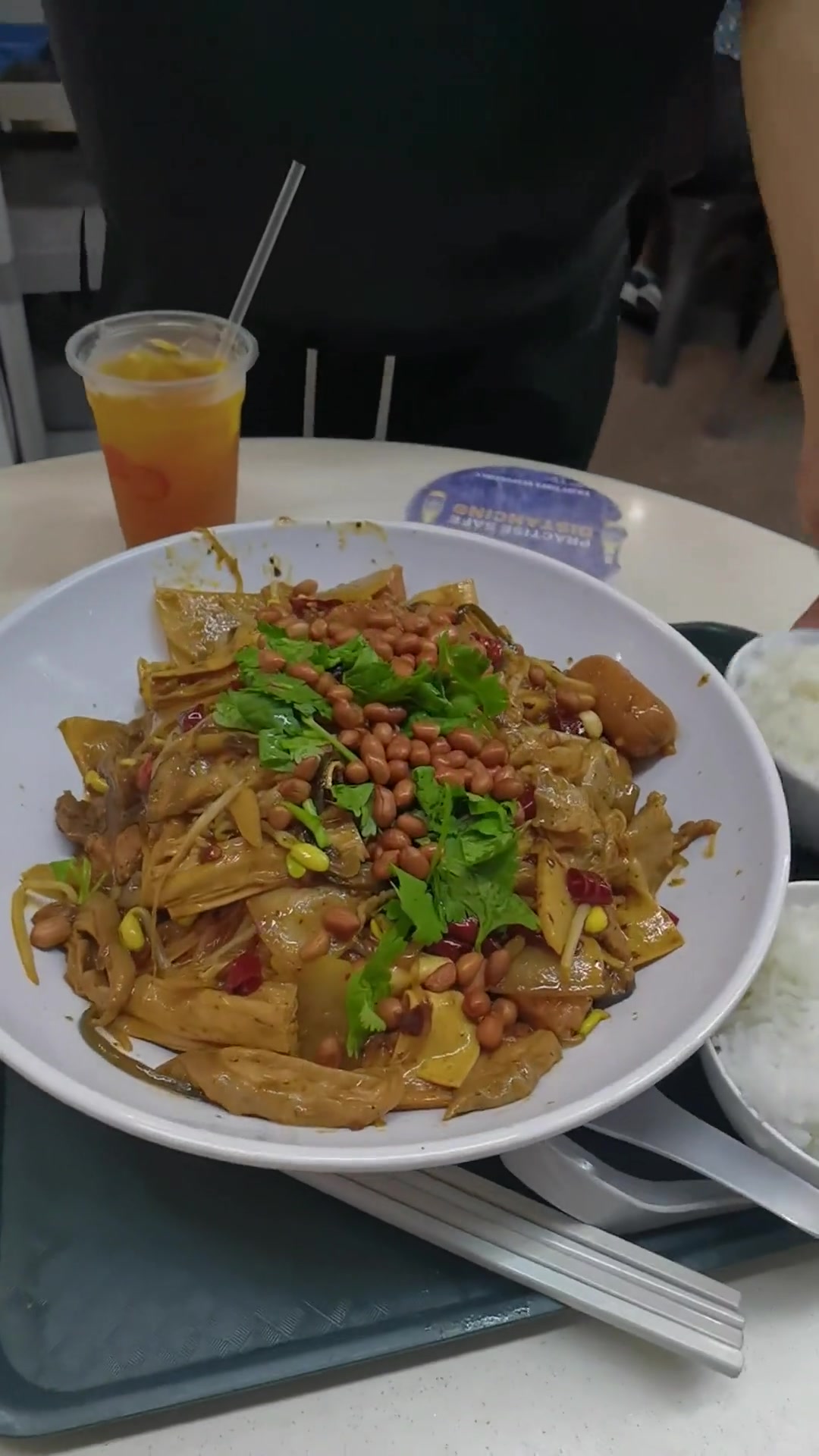 哇塞这么大一锅麻辣香锅今天能大搓一顿啦